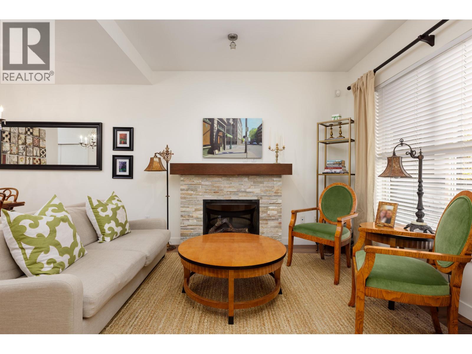 4 307 E 15TH STREET, North Vancouver