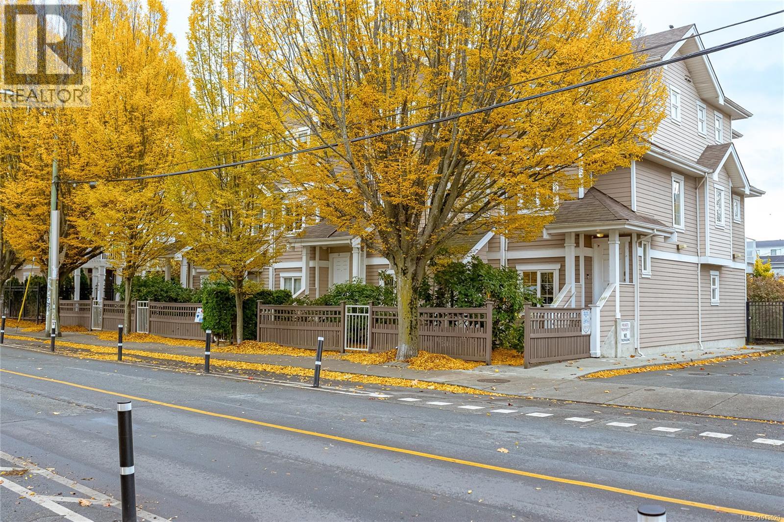 13 1043 Caledonia Ave, Victoria