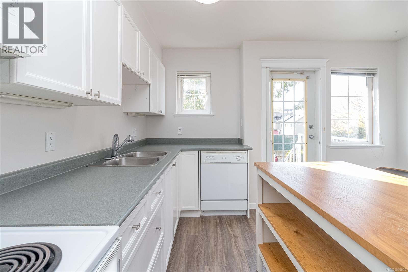 13 1043 Caledonia Ave, Victoria