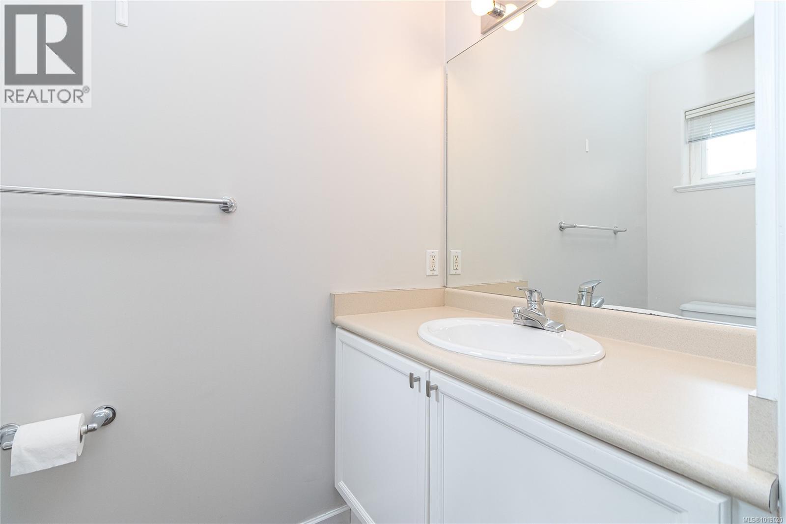 13 1043 Caledonia Ave, Victoria