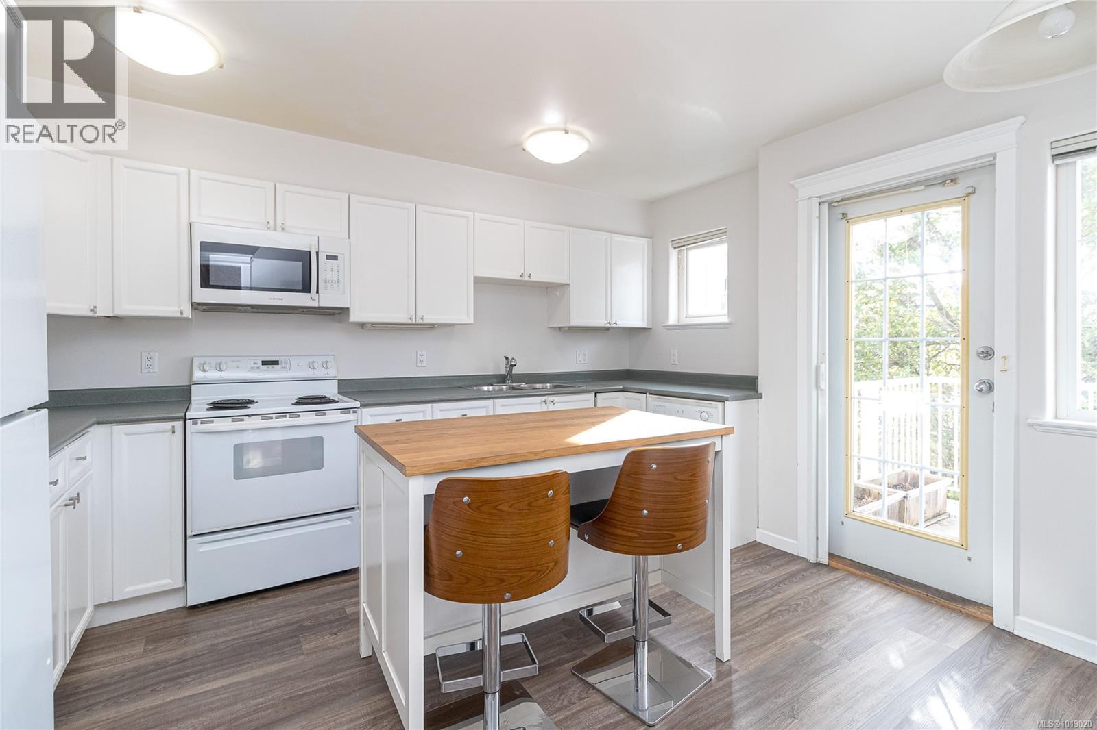 13 1043 Caledonia Ave, Victoria