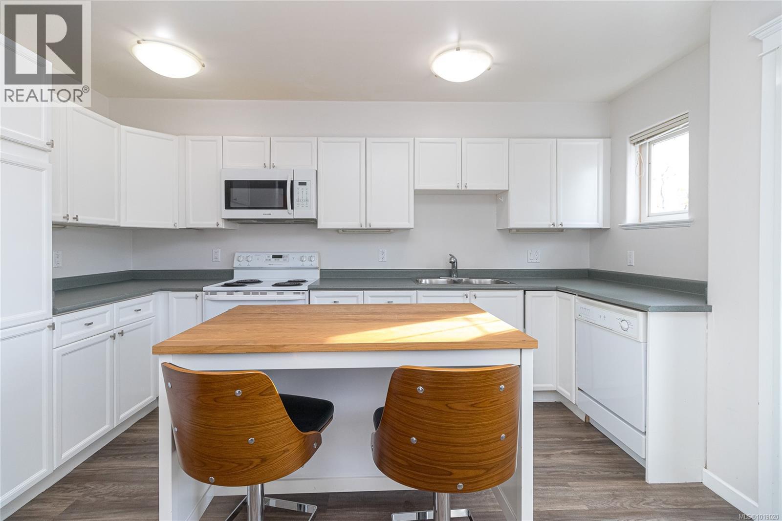 13 1043 Caledonia Ave, Victoria