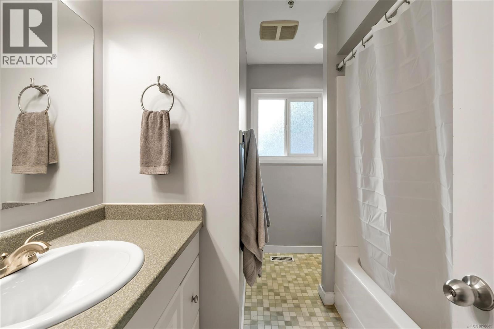 5839 Brier Ave, Duncan