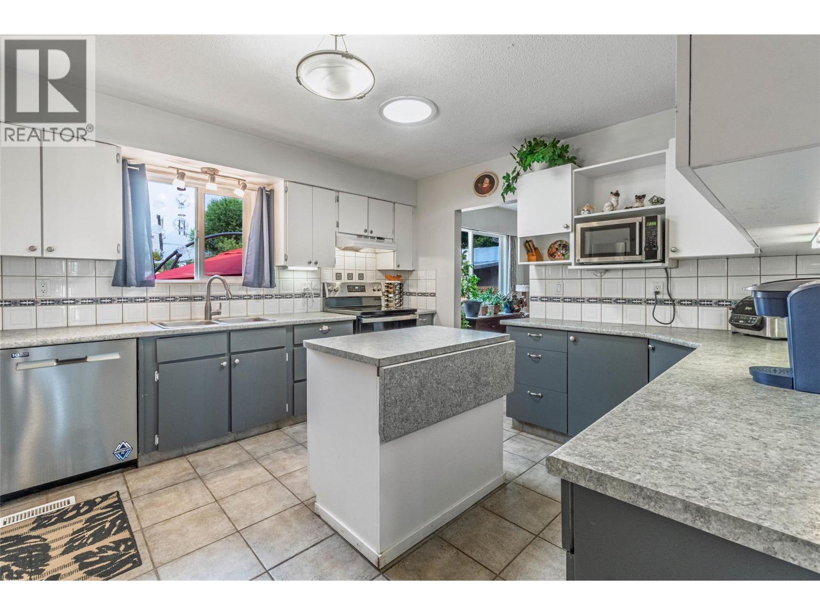  520 3RD Avenue, Keremeos