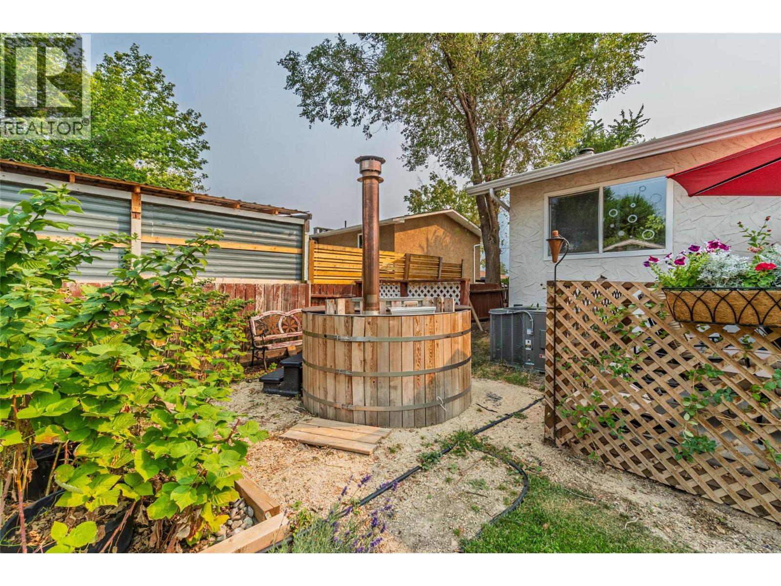  520 3RD Avenue, Keremeos