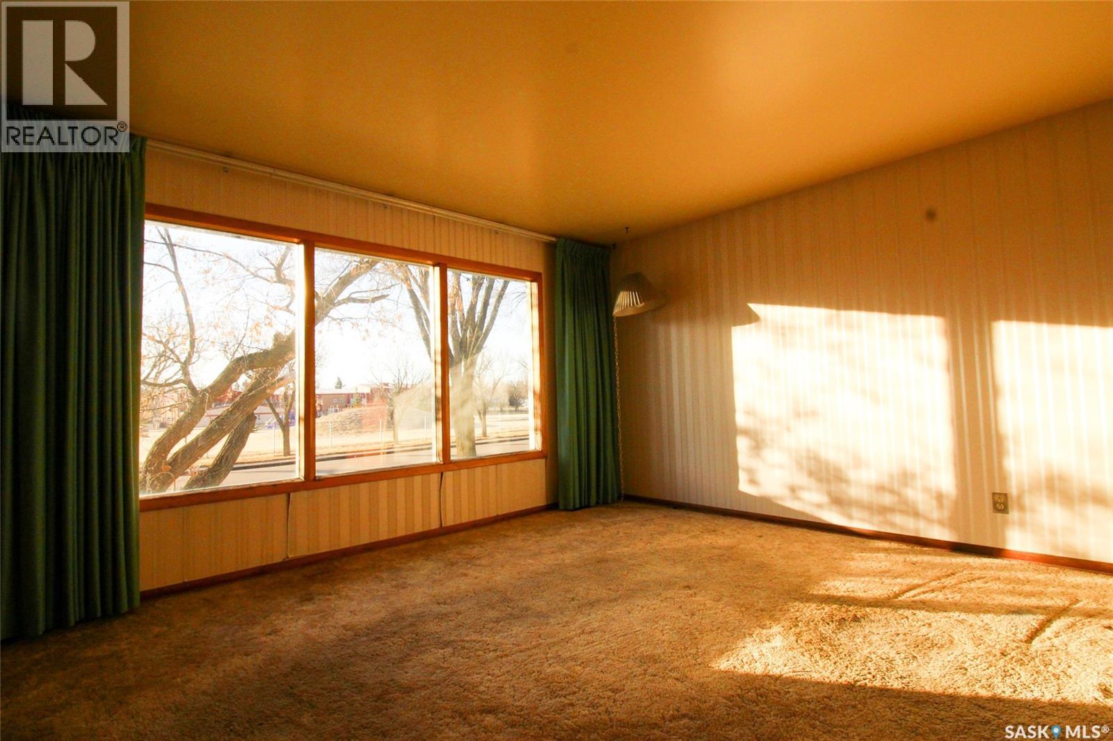 175 6th AVENUE W - Photo 2 of 27, Shaunavon, Saskatchewan