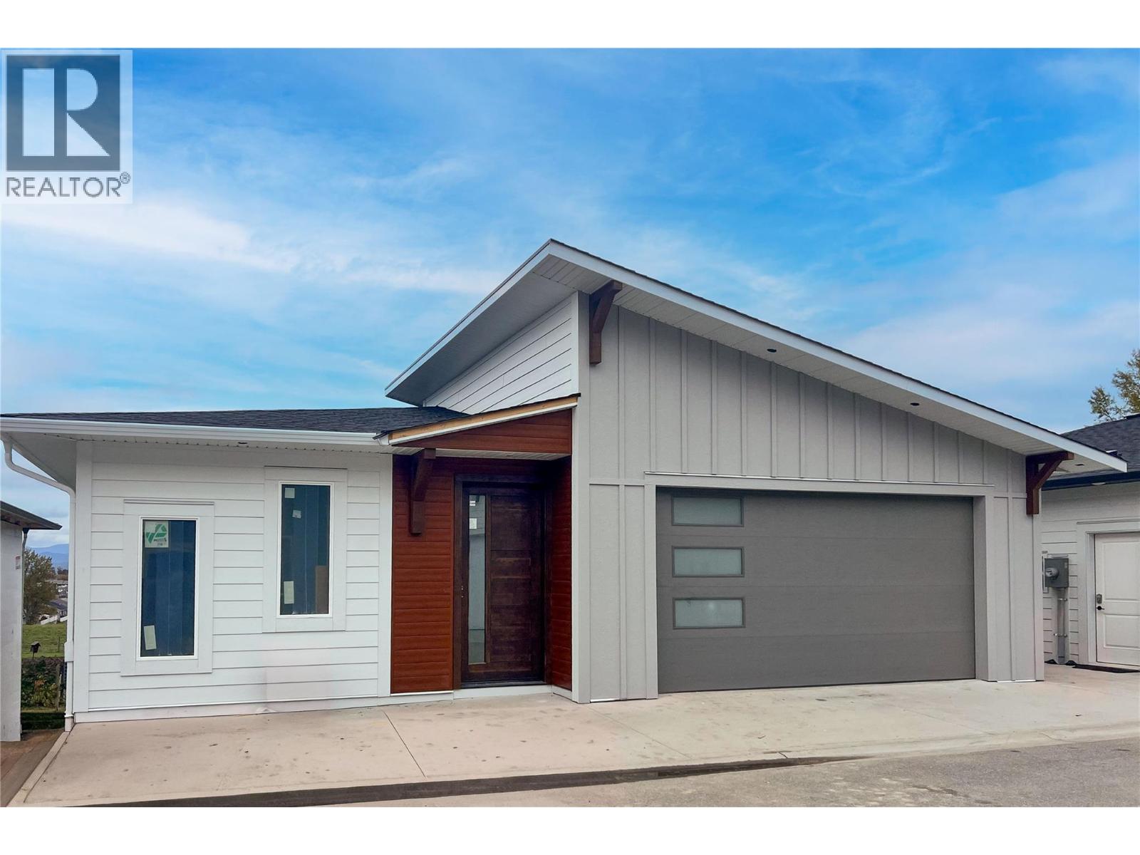 17 1840 10 Street Southwest, Salmon Arm