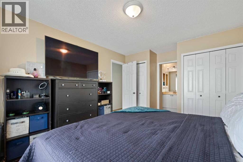 Single Family House 4 Level for Sale in  Mt Apex Green SE McKenzie Lake Calgary 