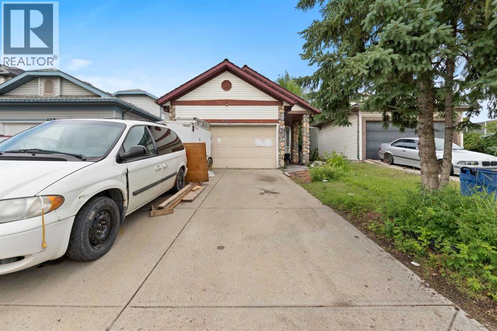 Single Family House 4 Level for Sale in  Mt Apex Green SE McKenzie Lake Calgary 