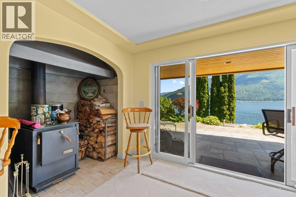 4842 SUNNYBRAE CANOE POINT Road, Tappen