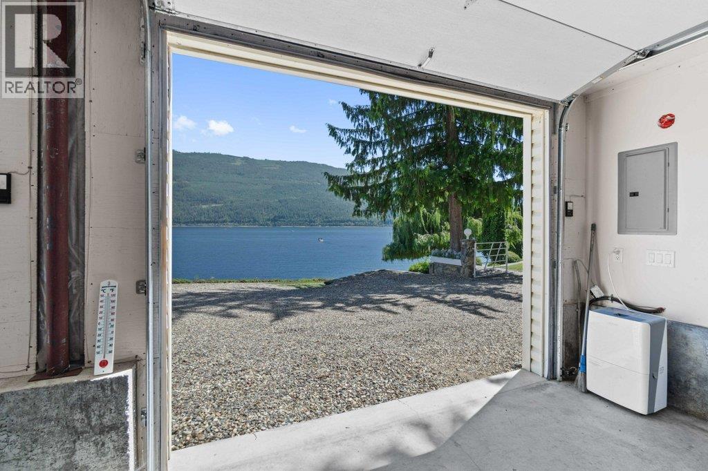 4842 SUNNYBRAE CANOE POINT Road, Tappen