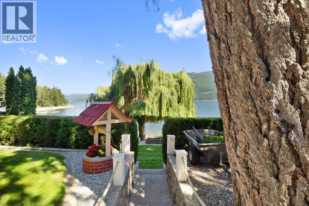 4842 SUNNYBRAE CANOE POINT Road, Tappen