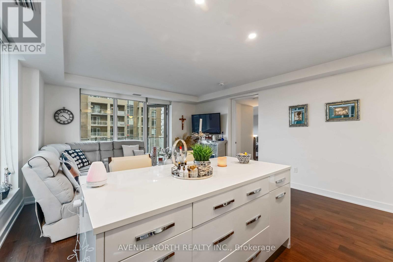 #601 111 CHAMPAGNE AVENUE S - 13
