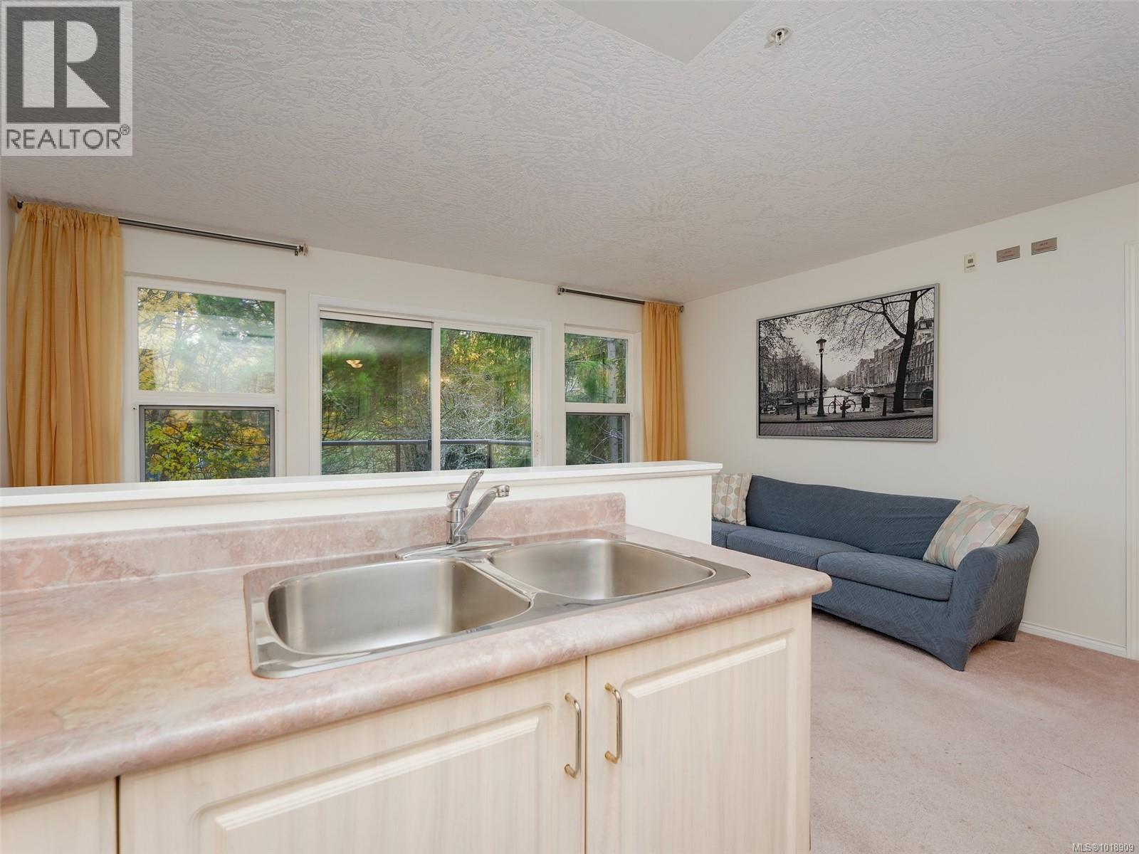 213 1485 Garnet Road, Saanich