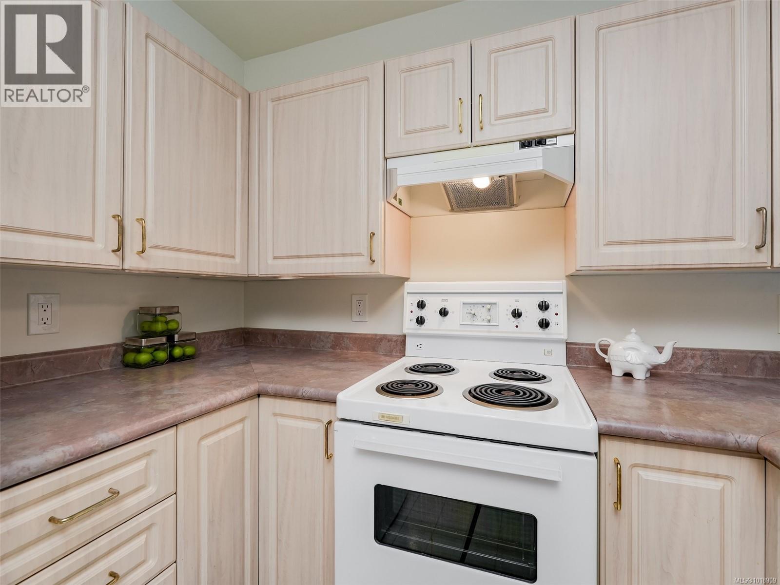 213 1485 Garnet Road, Saanich