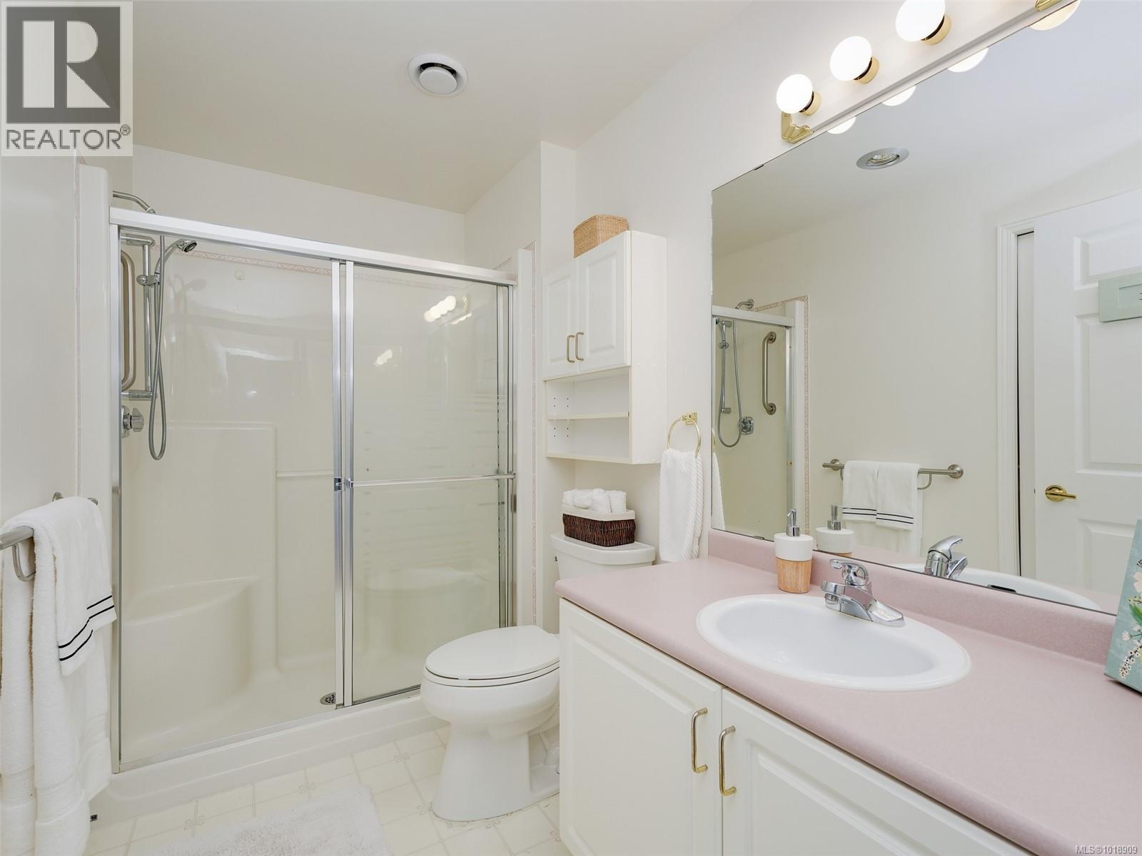 213 1485 Garnet Road, Saanich