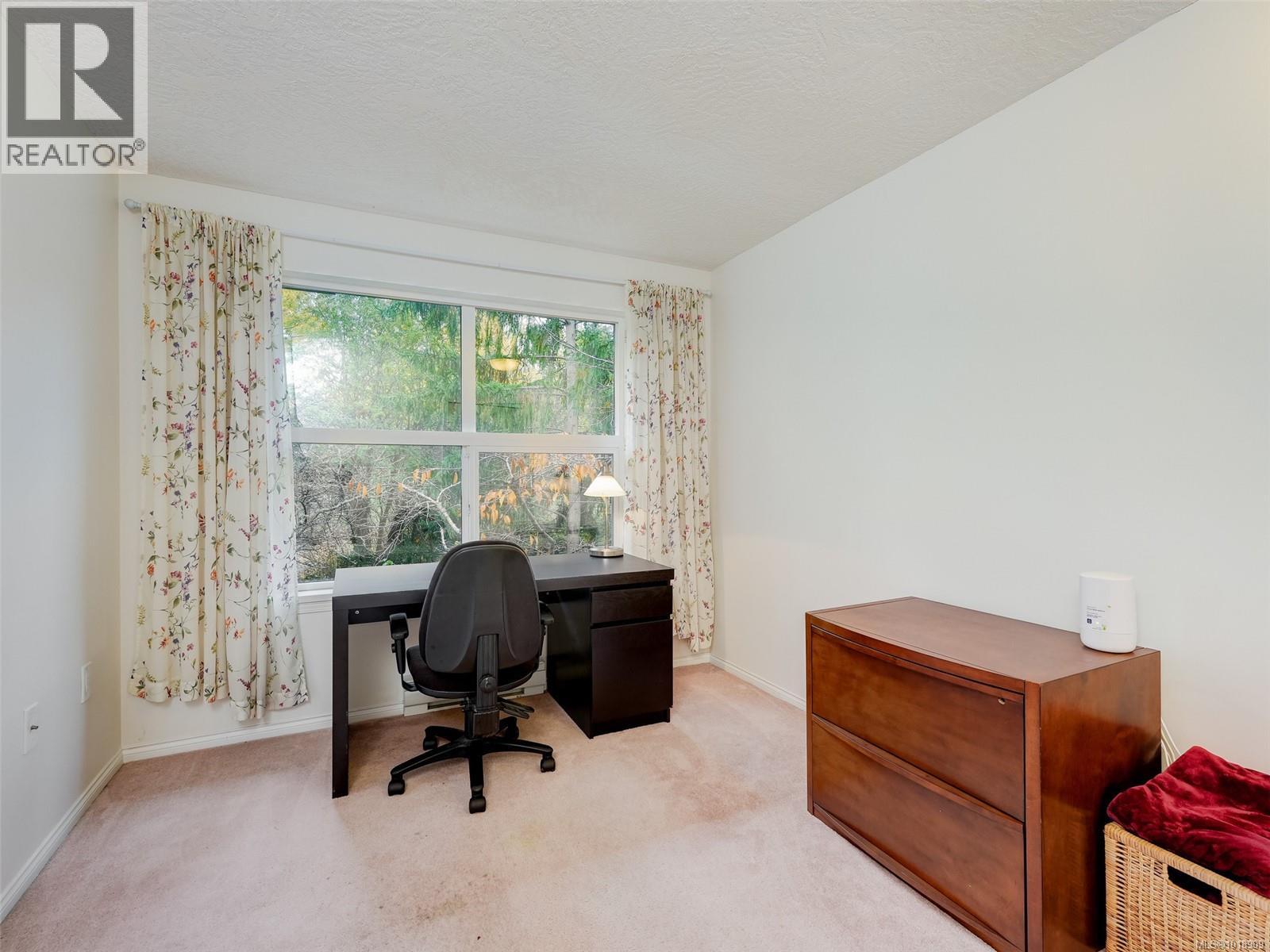 213 1485 Garnet Road, Saanich