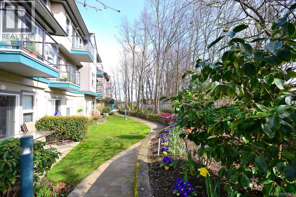 213 1485 Garnet Road, Saanich