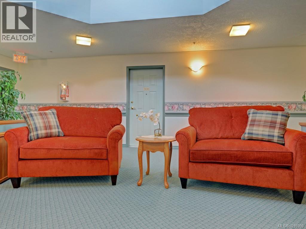 213 1485 Garnet Road, Saanich