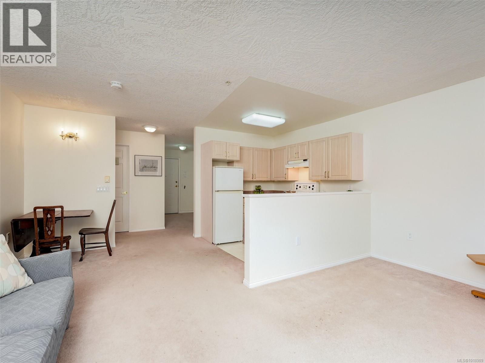 213 1485 Garnet Road, Saanich