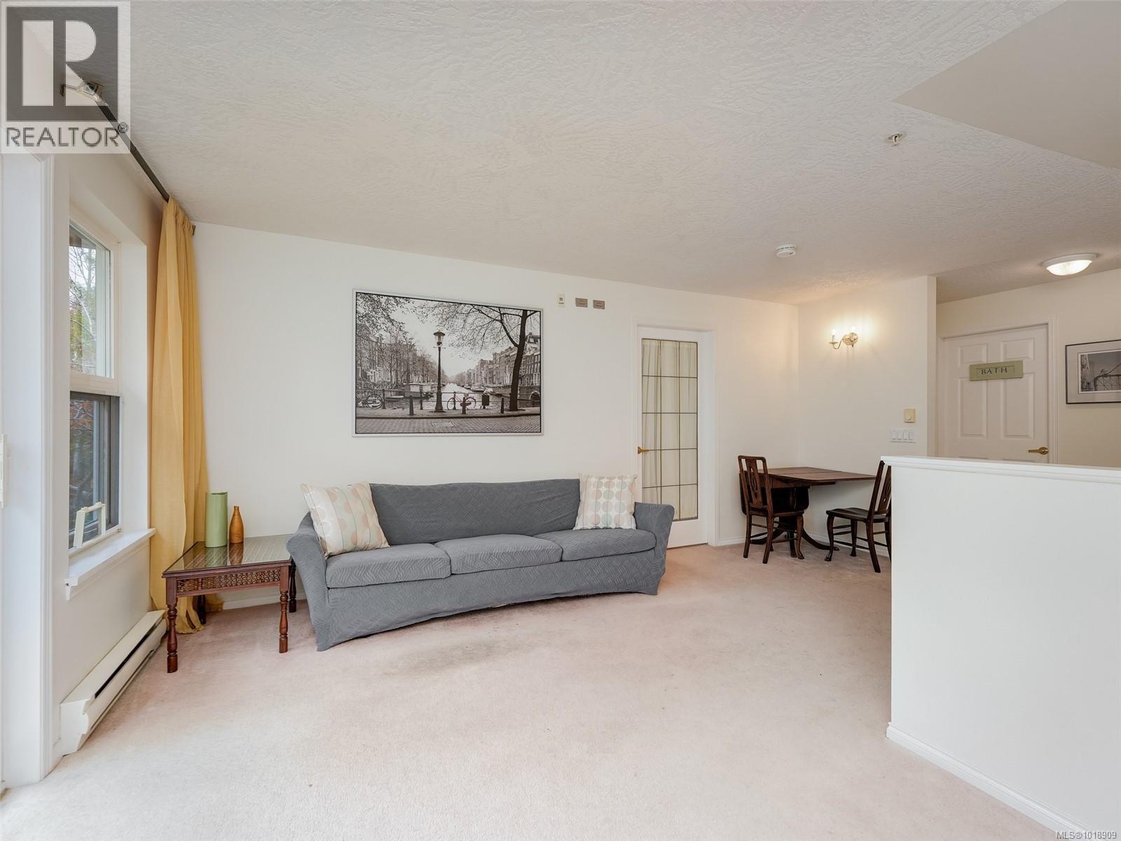 213 1485 Garnet Road, Saanich