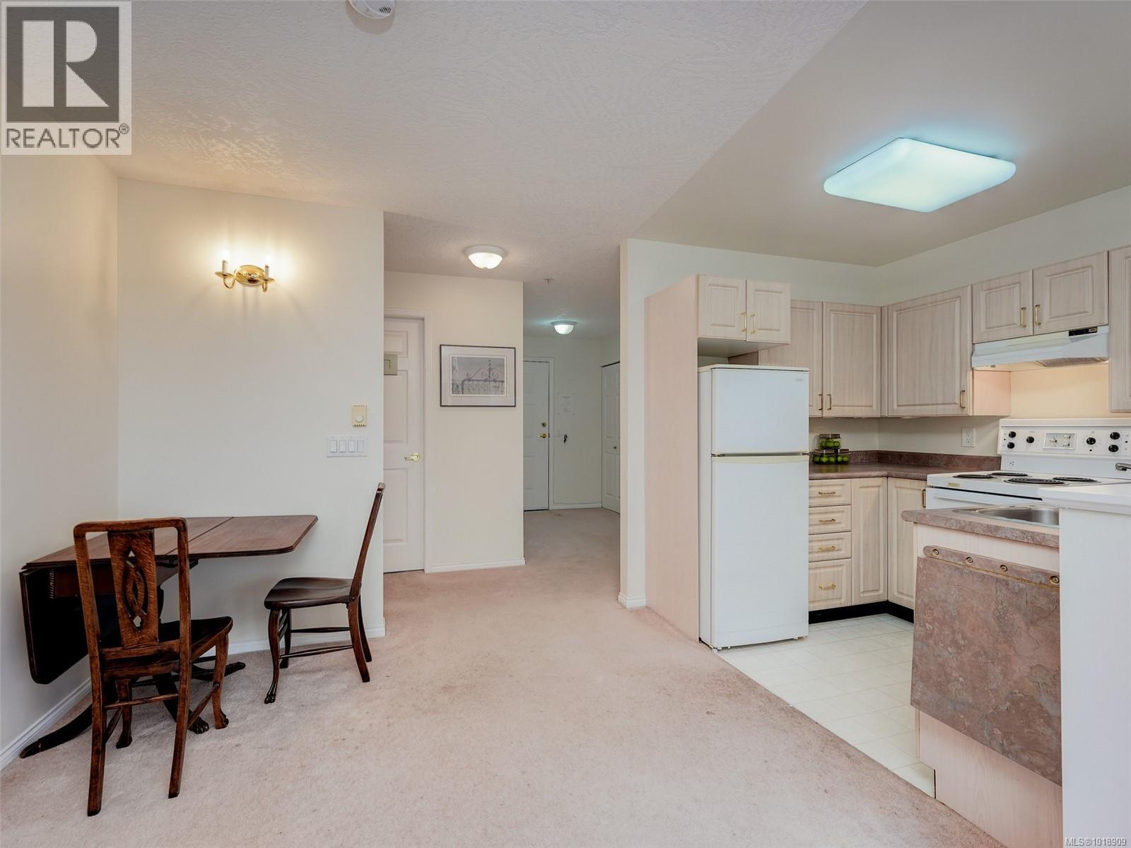 213 1485 Garnet Road, Saanich