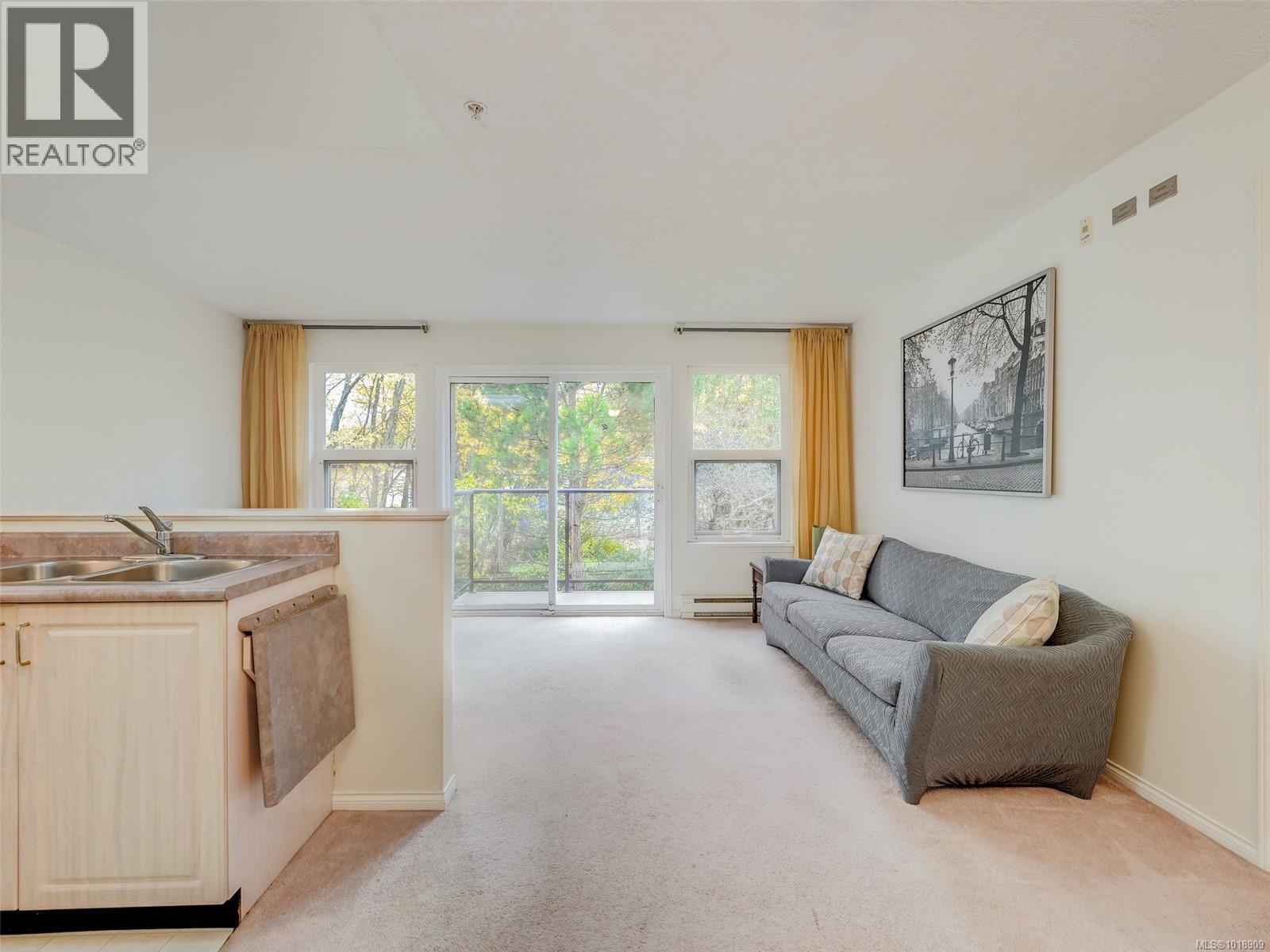 213 1485 Garnet Road, Saanich