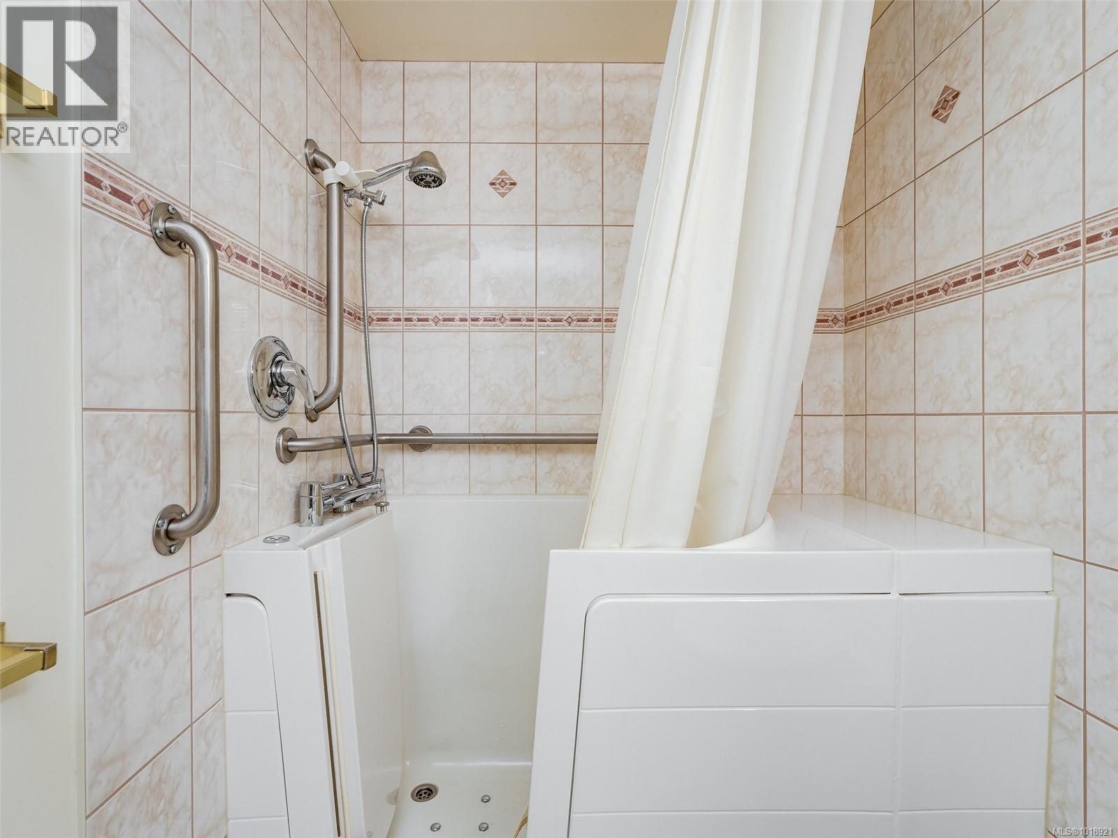 114 1485 Garnet Rd, Saanich