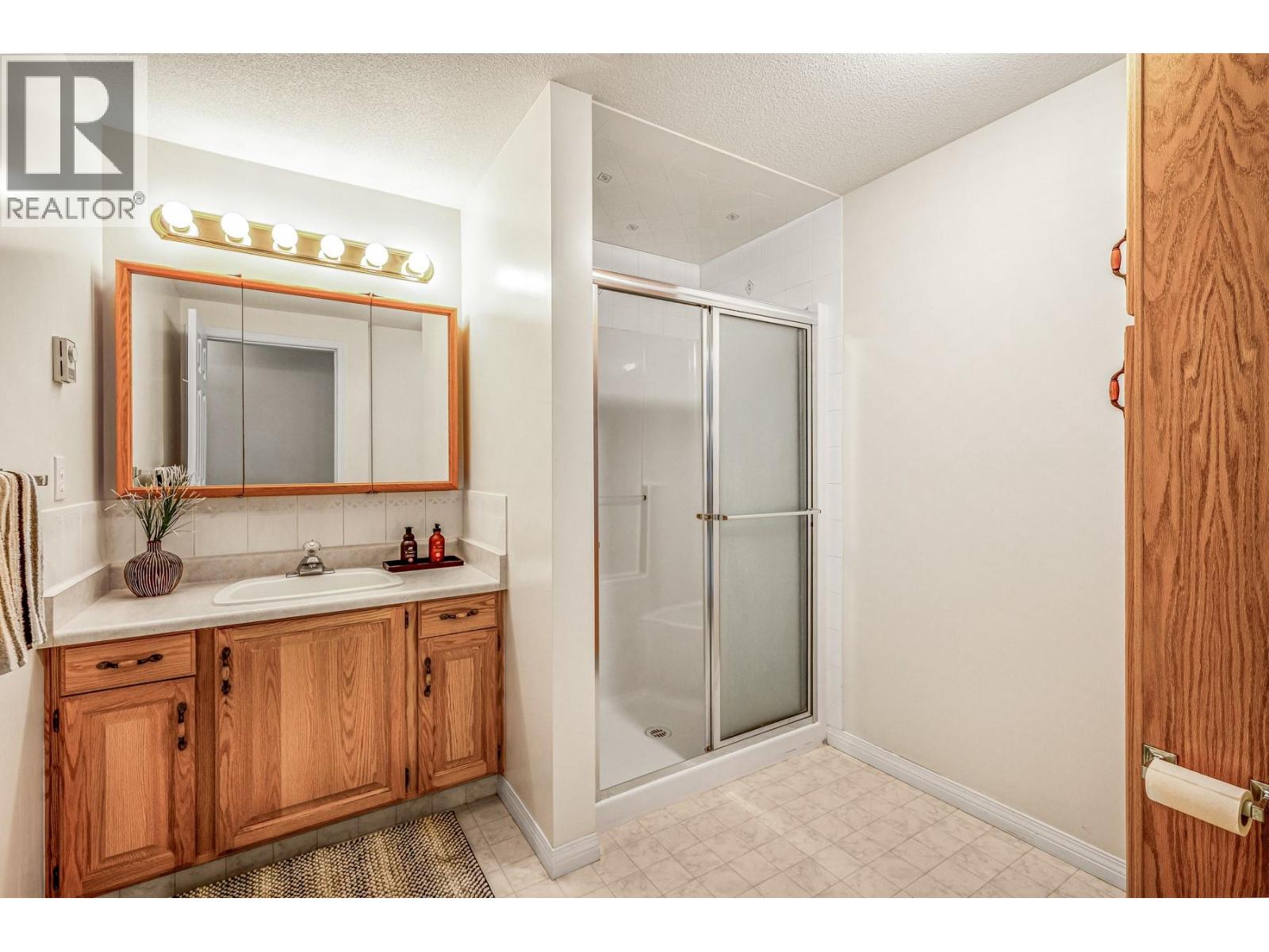 102 1055 Lawrence Avenue, Kelowna