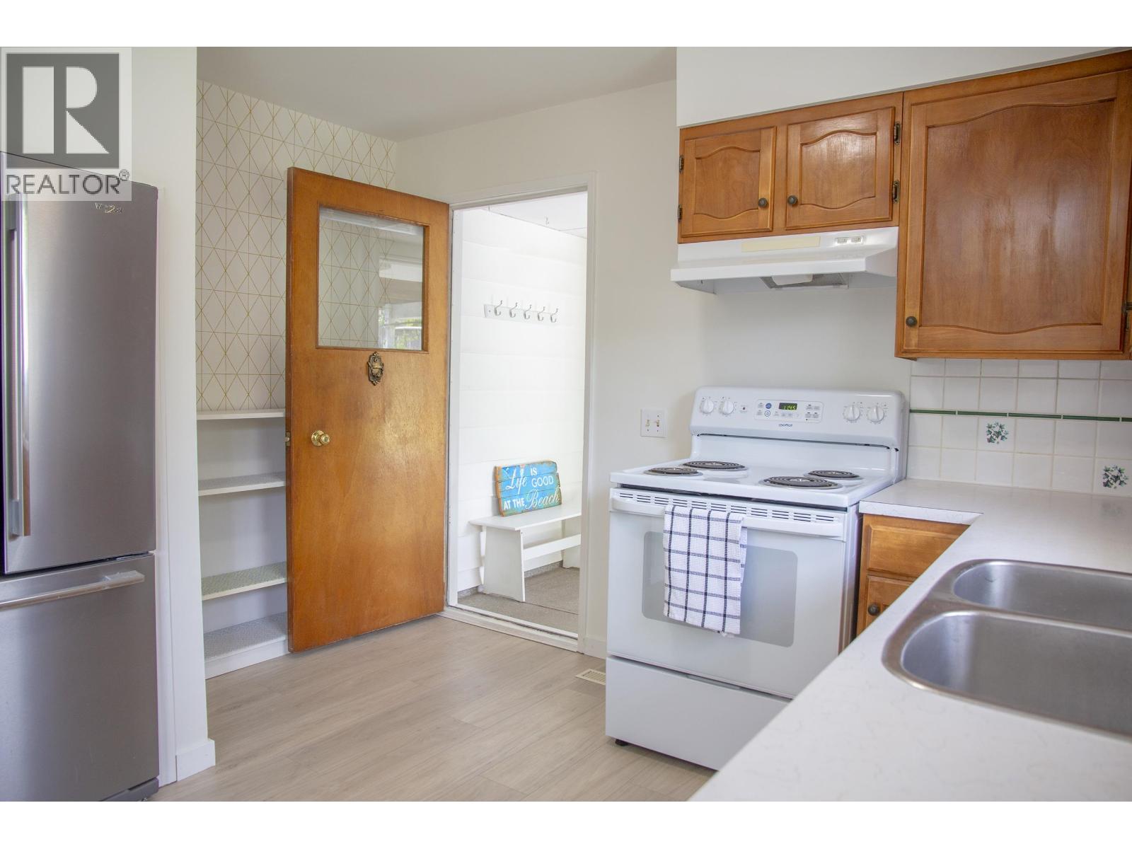 4781 LAUREL AVENUE, Sechelt