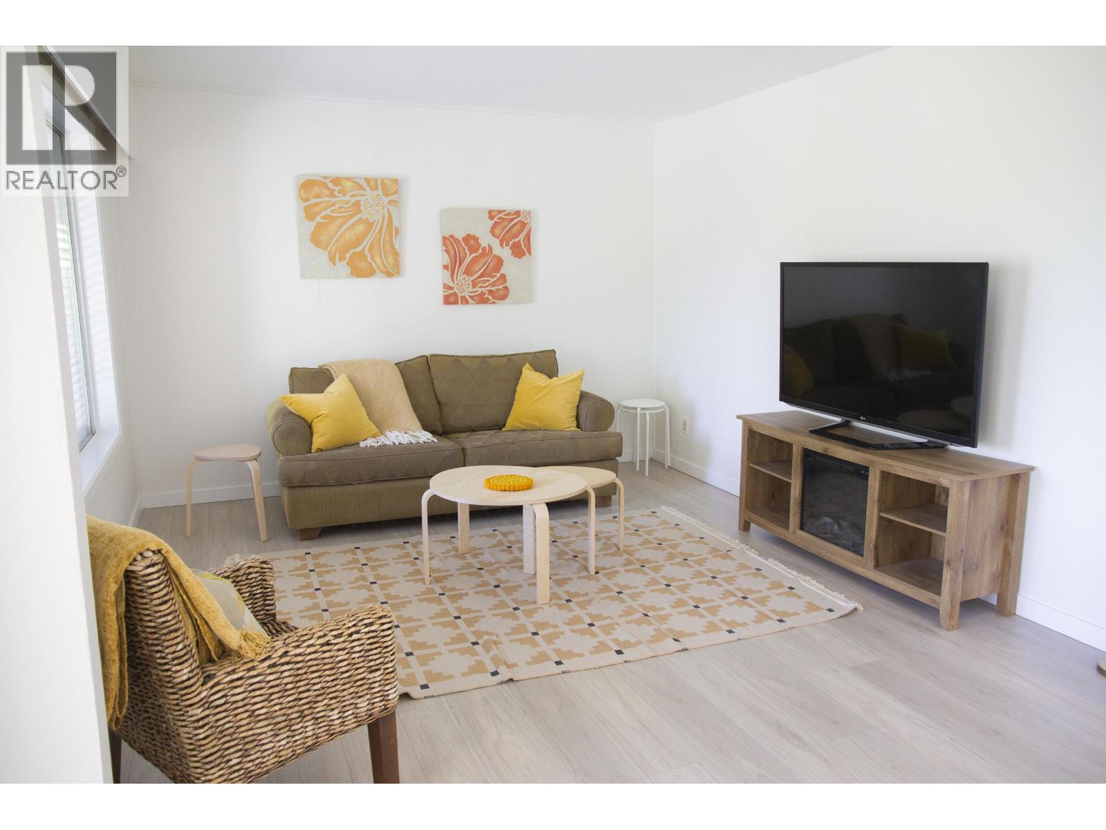 4781 LAUREL AVENUE, Sechelt