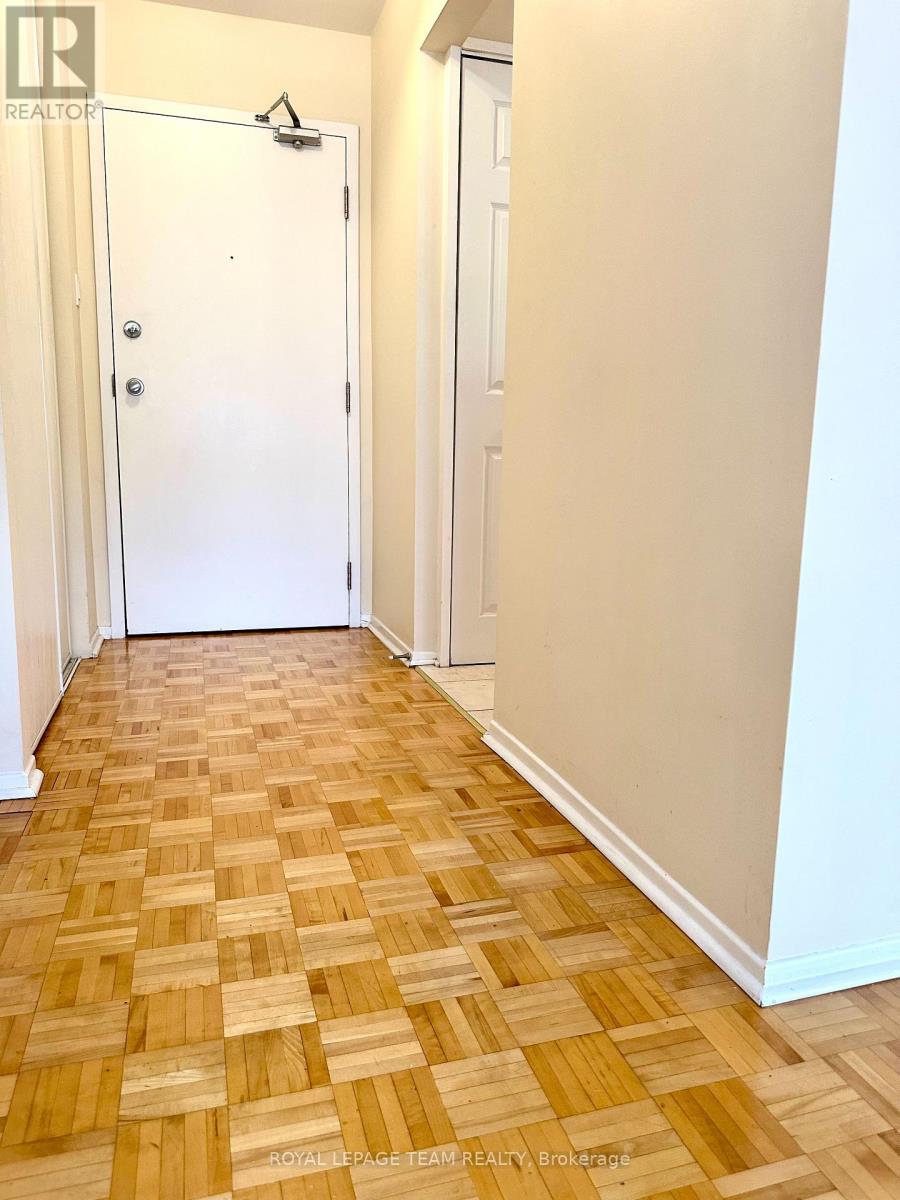 Entry way w/kitchen at right