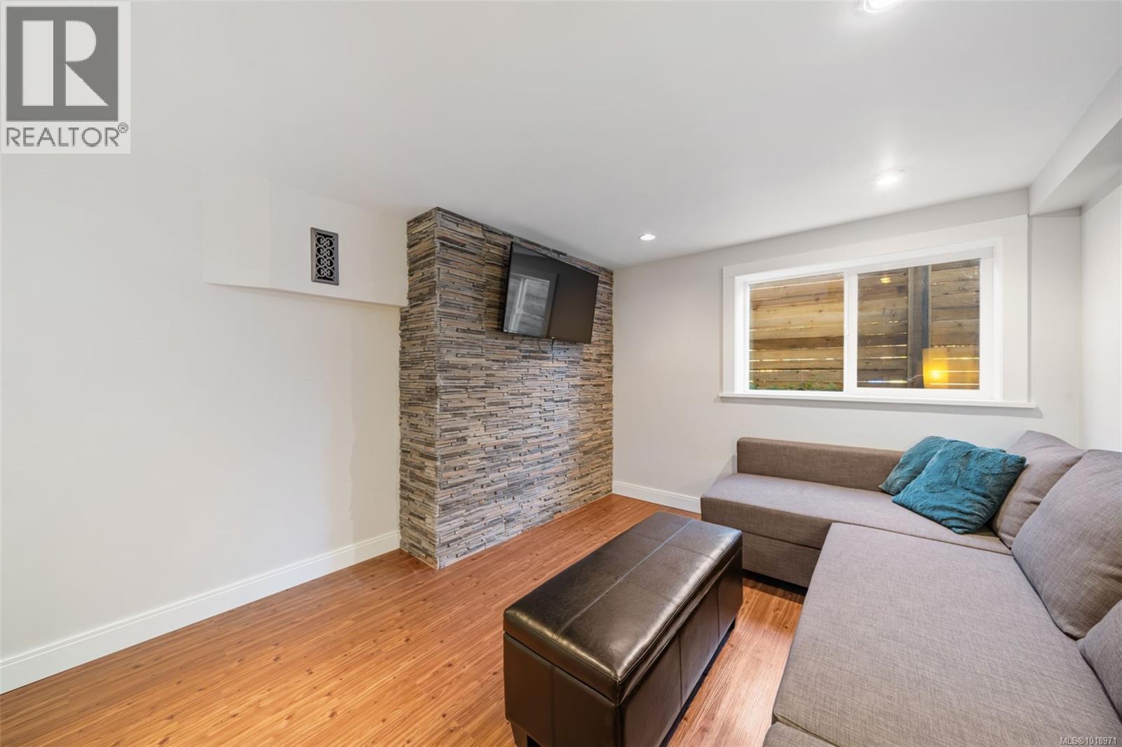  920 Arundel Drive, Saanich