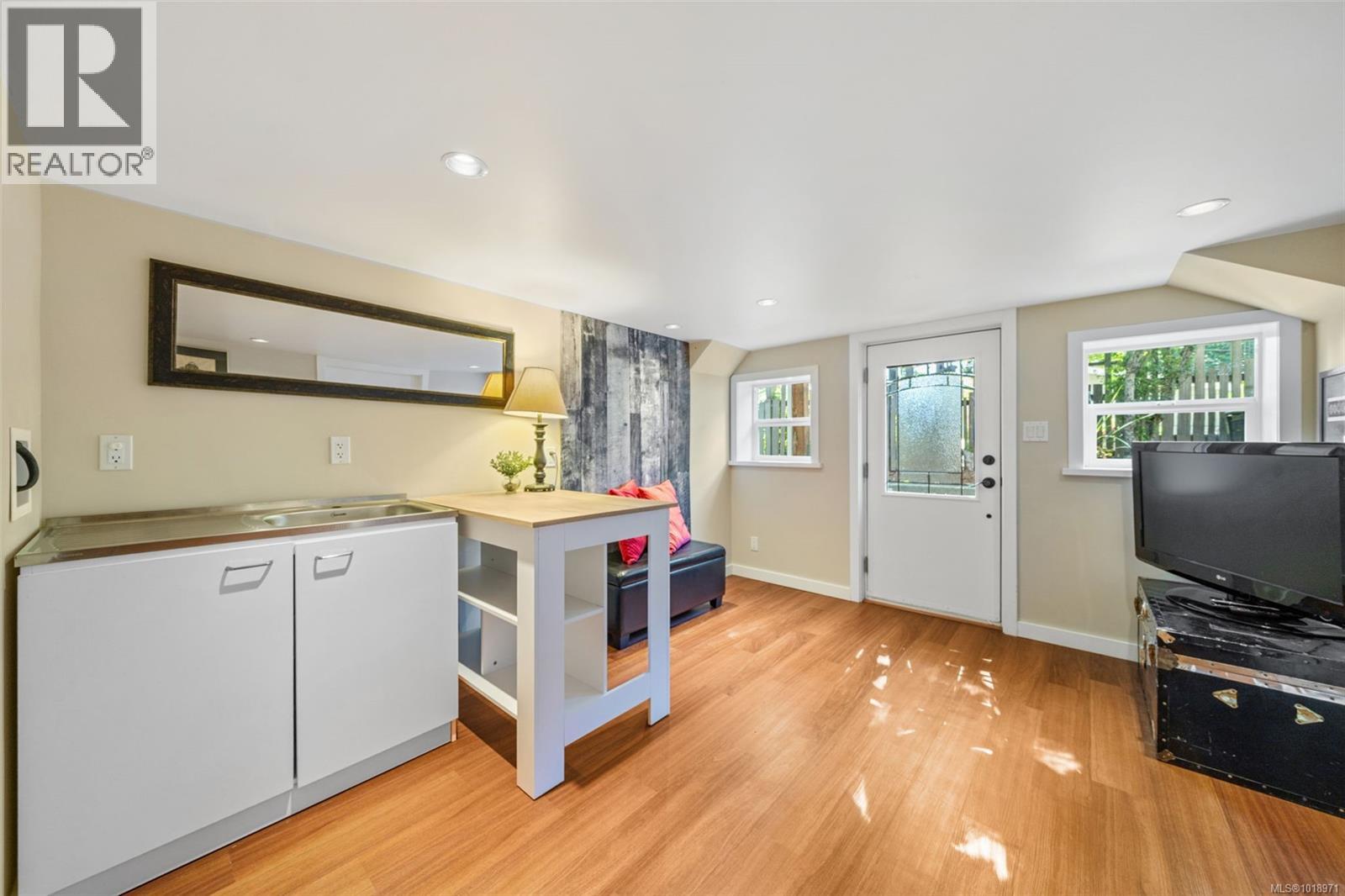  920 Arundel Drive, Saanich