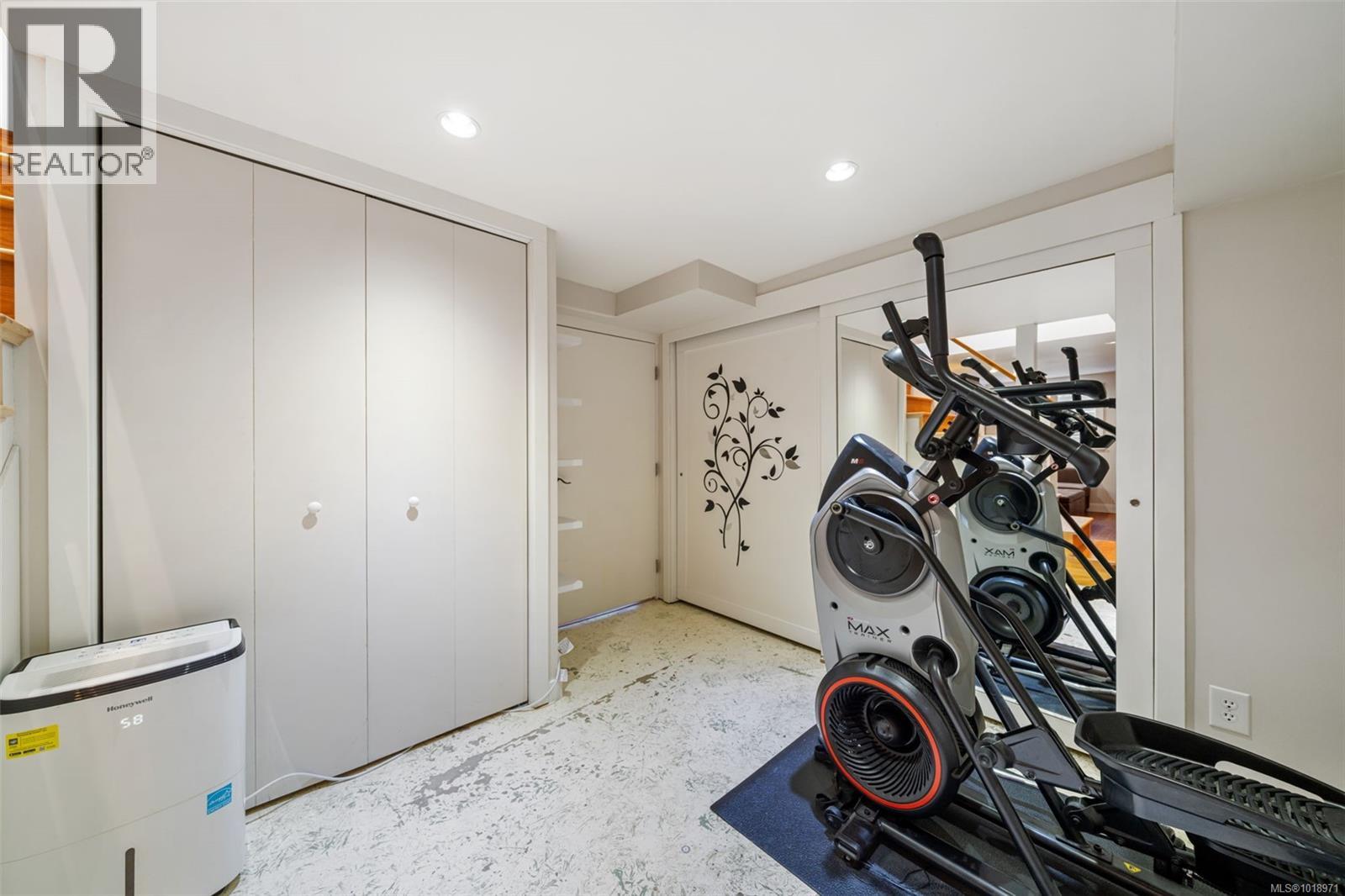  920 Arundel Drive, Saanich