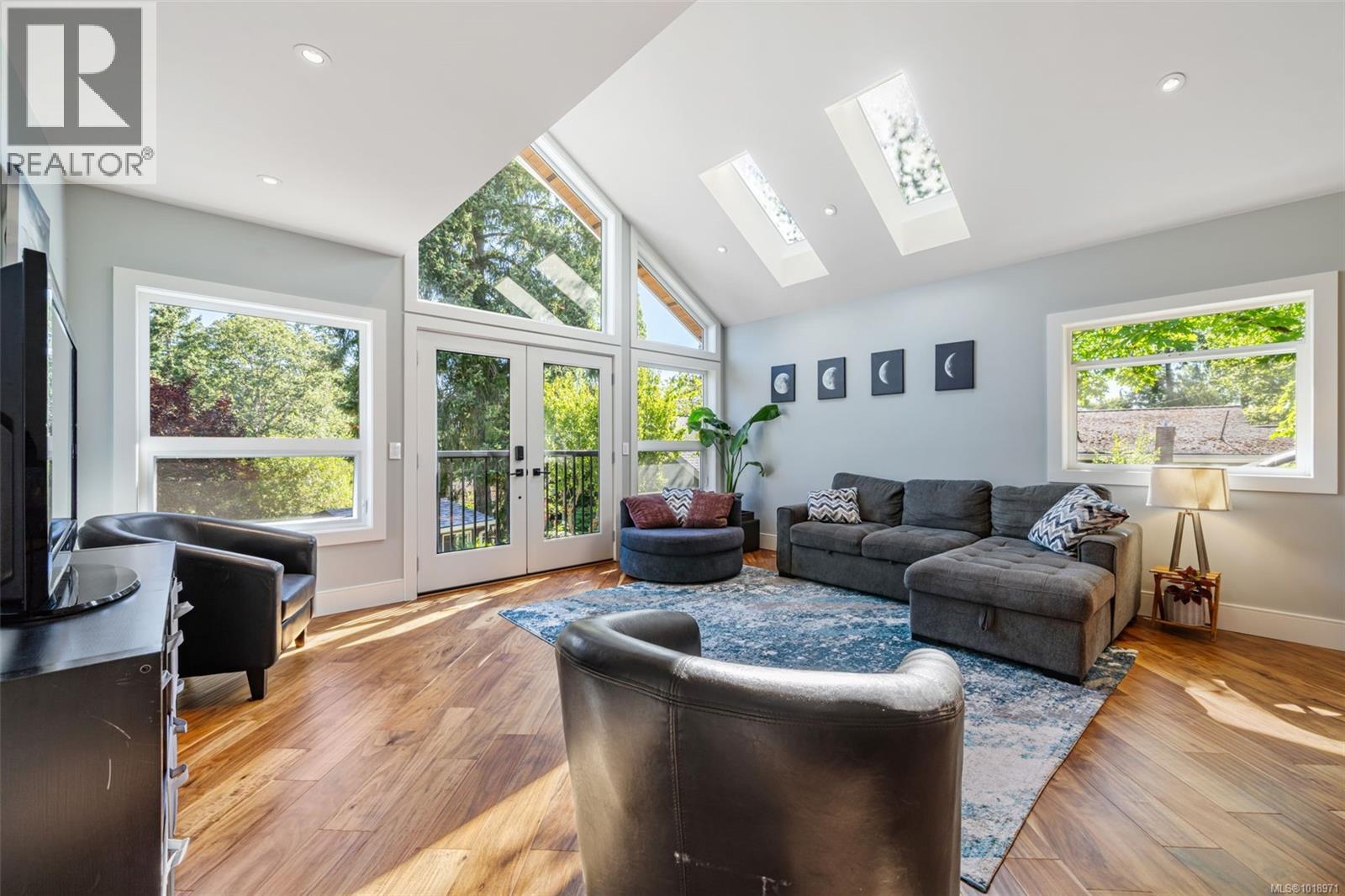  920 Arundel Drive, Saanich