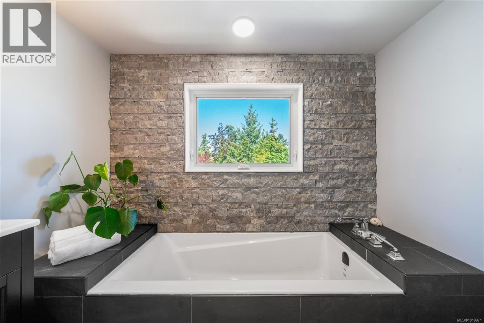  920 Arundel Drive, Saanich