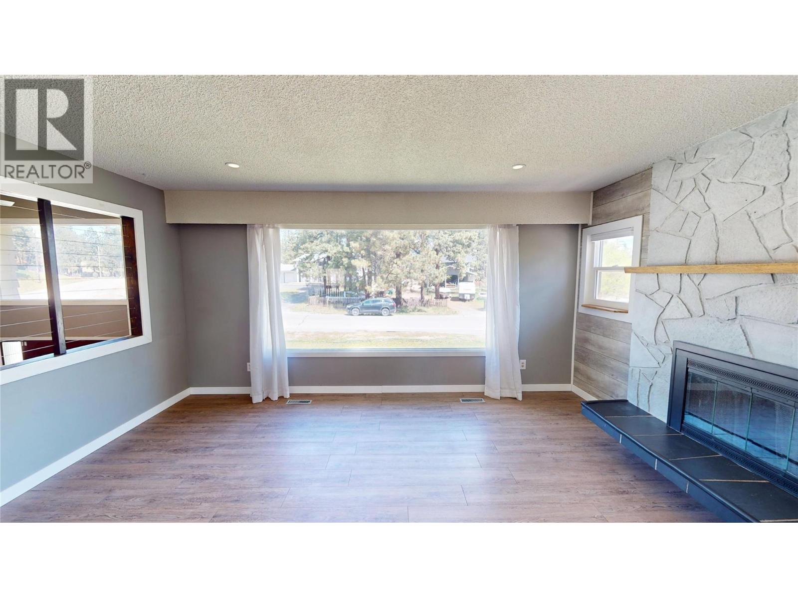 533 WOODLAND Drive NW, Cranbrook