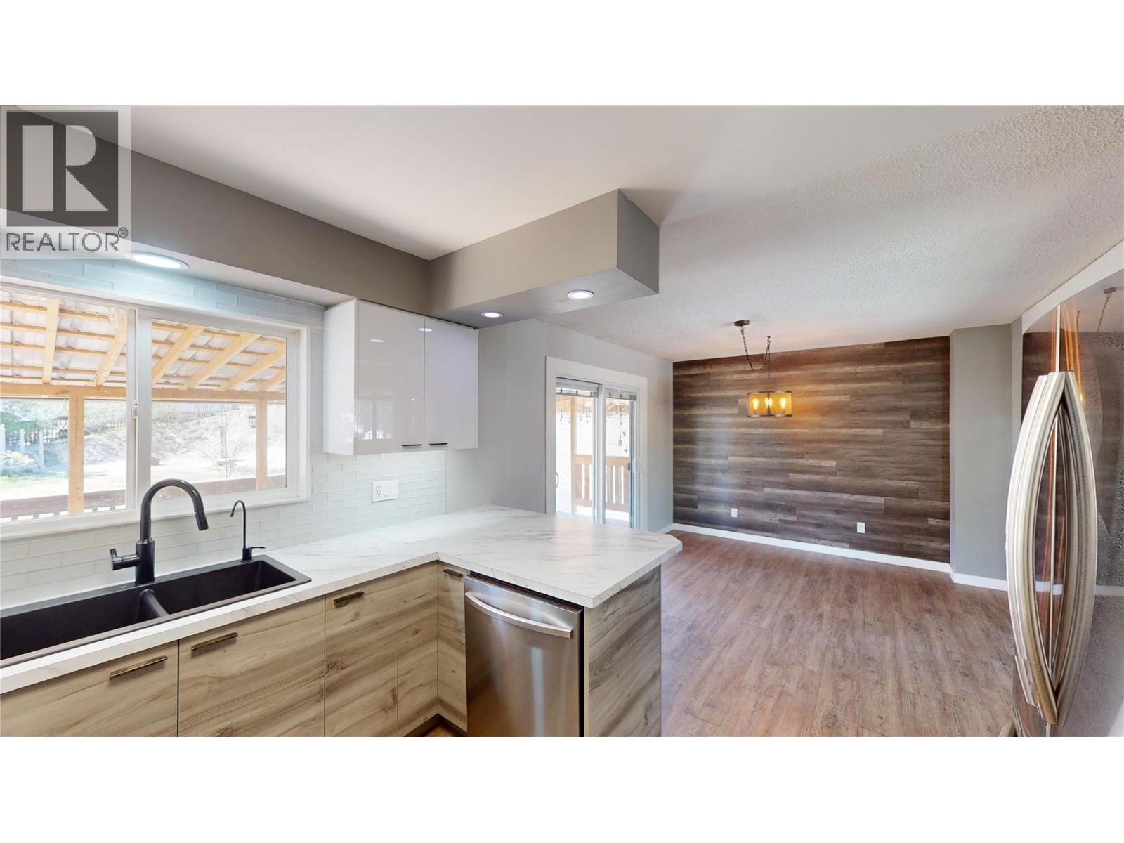 533 WOODLAND Drive NW, Cranbrook