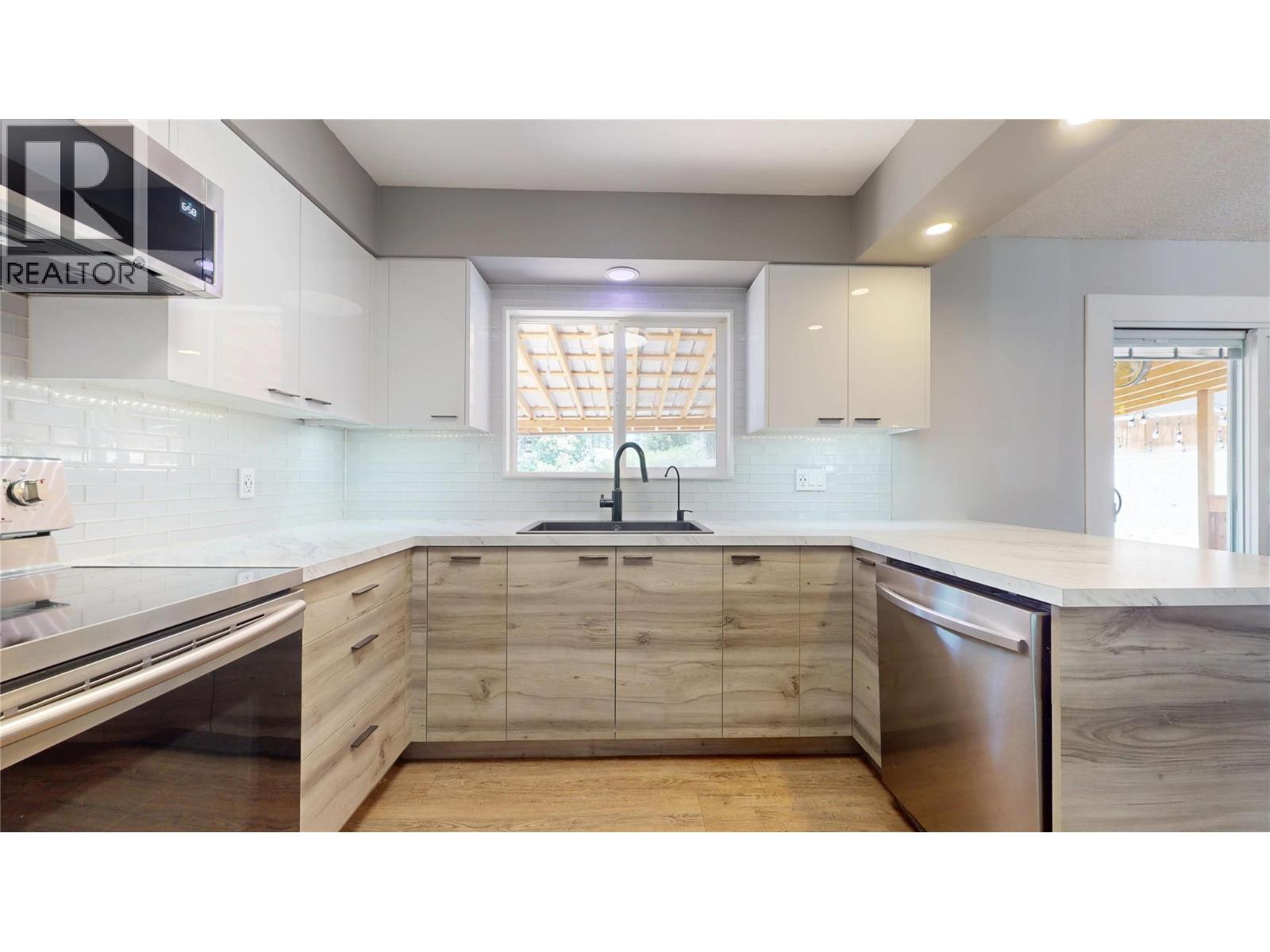 533 WOODLAND Drive NW, Cranbrook