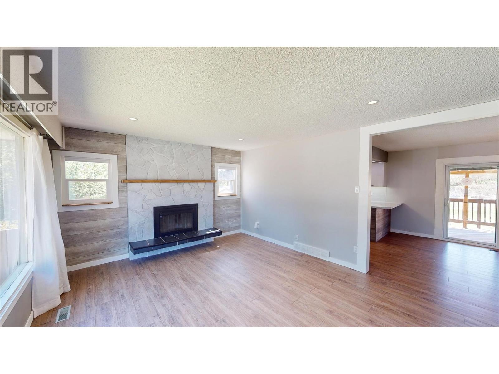 533 WOODLAND Drive NW, Cranbrook