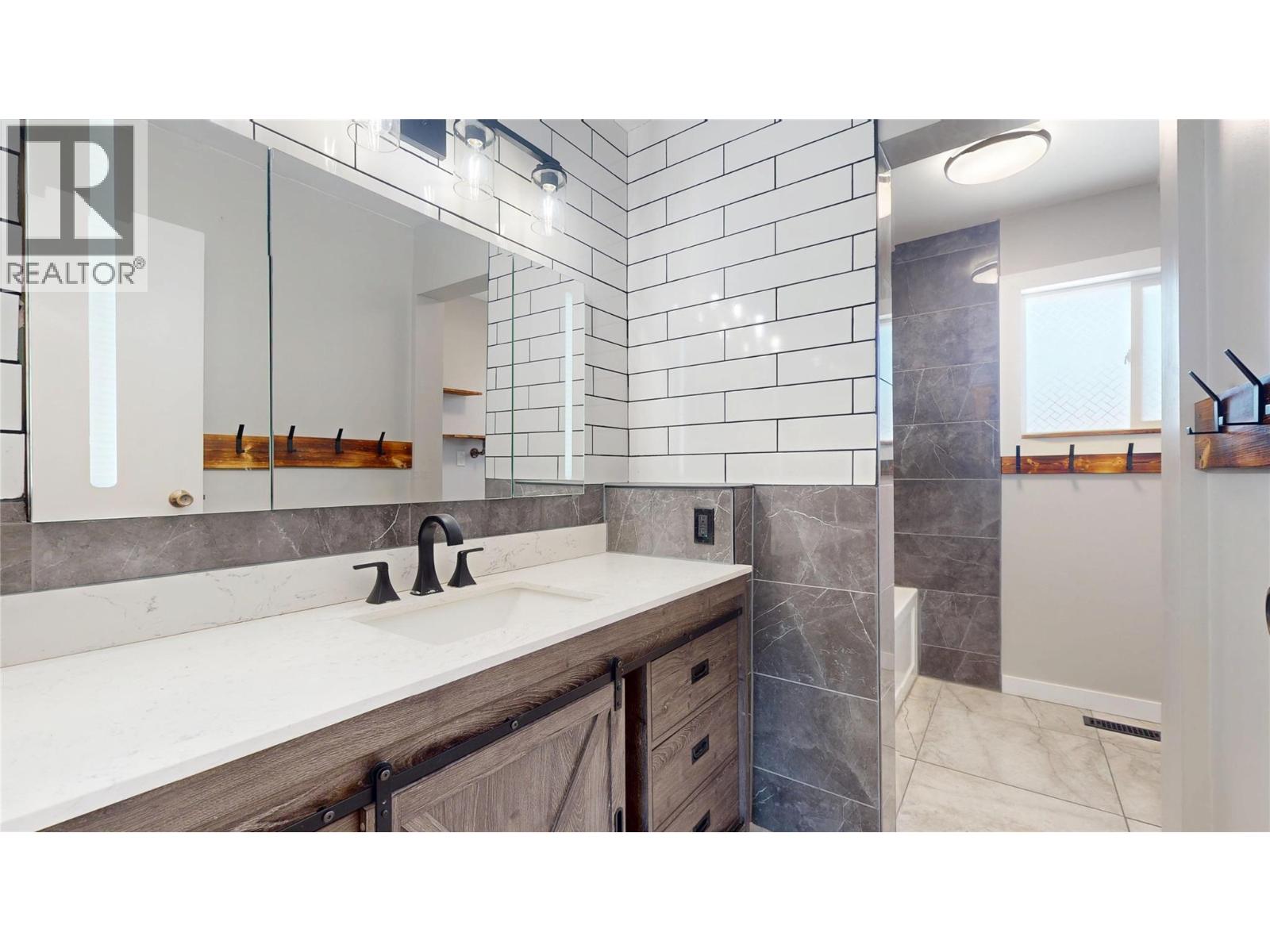 533 WOODLAND Drive NW, Cranbrook