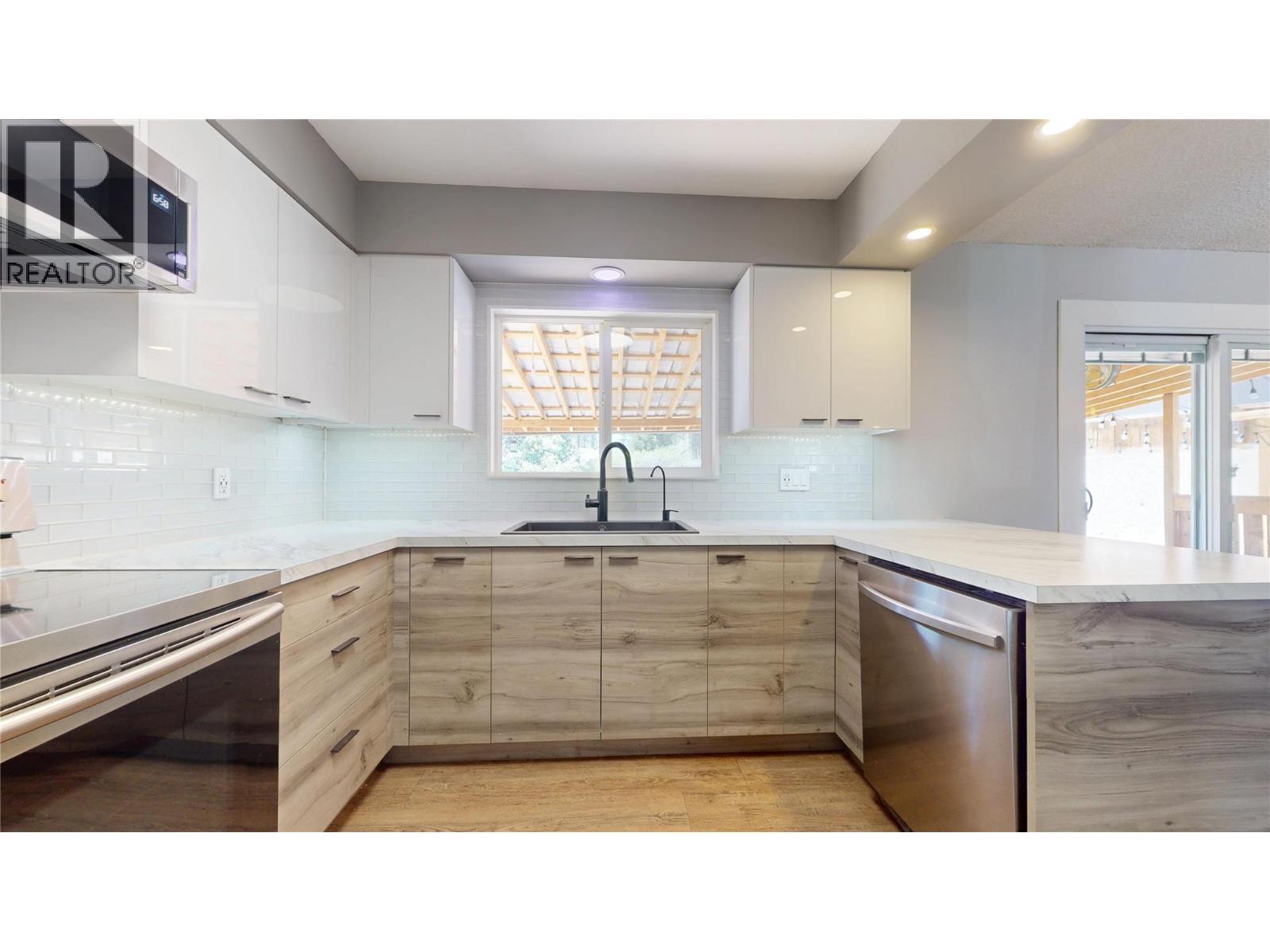 533 WOODLAND Drive NW, Cranbrook