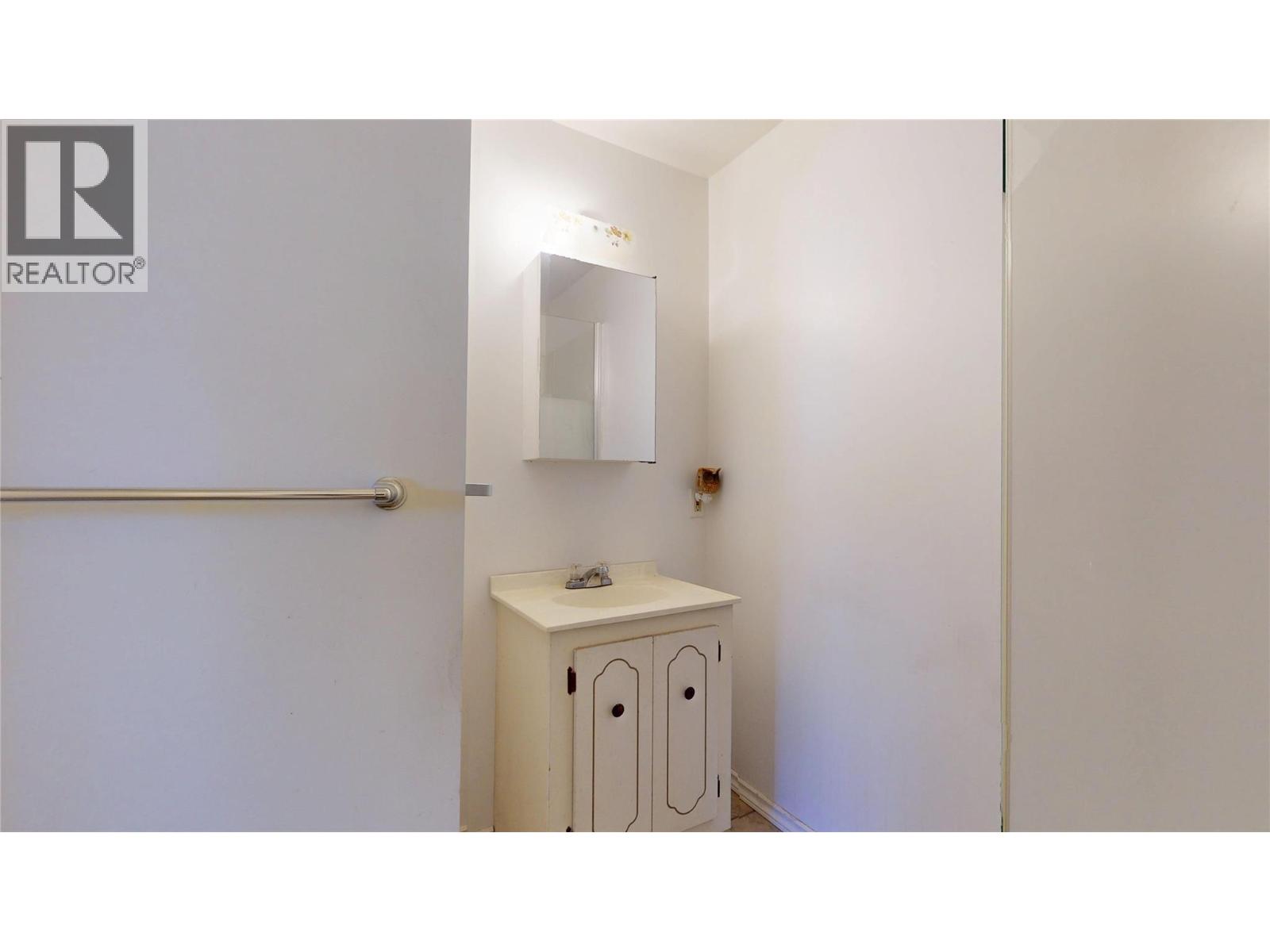 533 WOODLAND Drive NW, Cranbrook