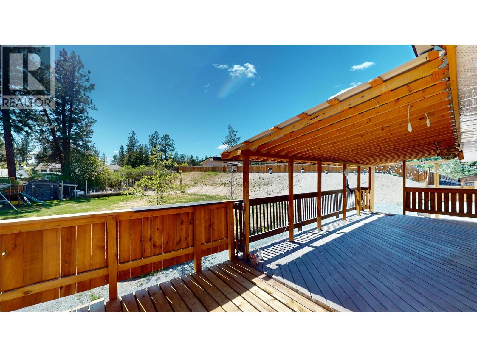 533 WOODLAND Drive NW, Cranbrook