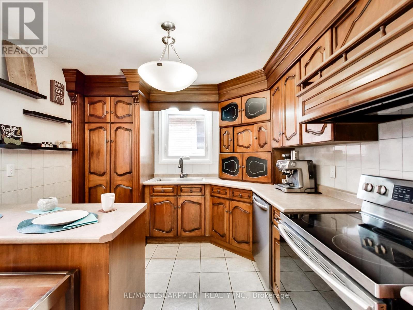18 PAVAROTTI COURT - 14