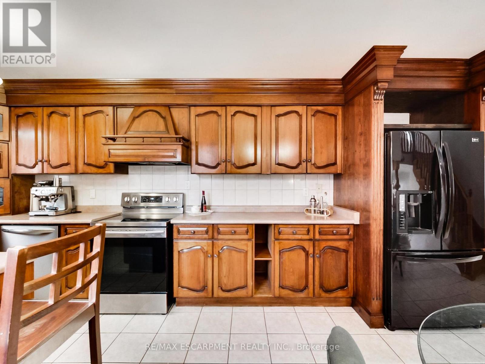 18 PAVAROTTI COURT - 16