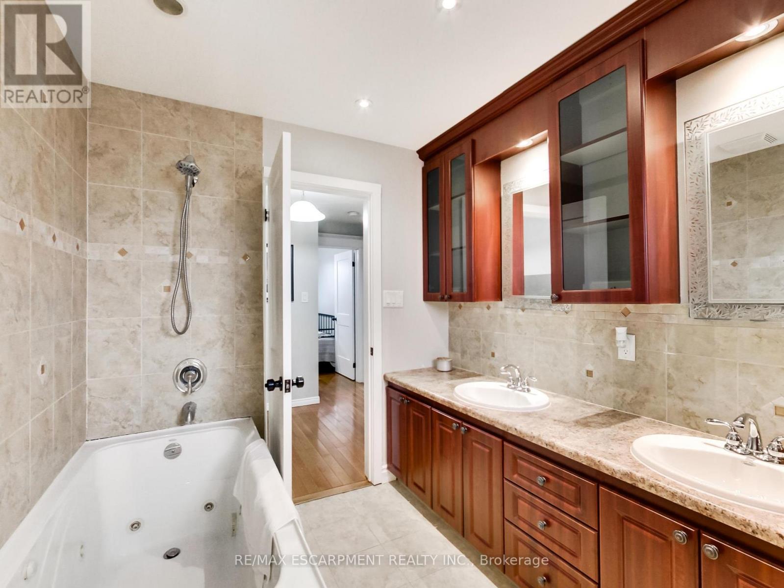 18 PAVAROTTI COURT - 18