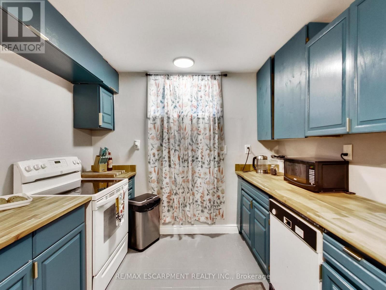 18 PAVAROTTI COURT - 38