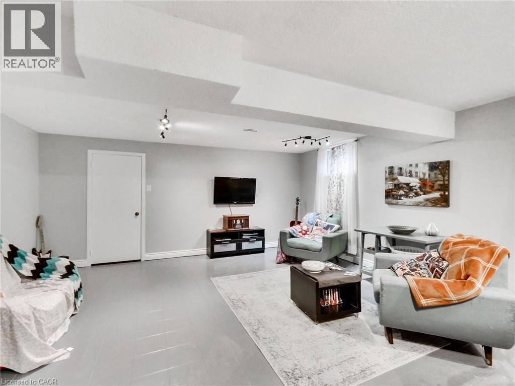 18 PAVAROTTI COURT - 31